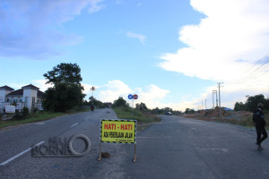 Trase atau sumbu jalan nasional di kilometer 9 Nipah-nipah, Kecamatan Penajam yang sempat terhenti pengerjaan pengalihannya karena menunggu persetujuan dari Kementerian PU mulai dilanjutkan (Suherman - Hello Borneo)