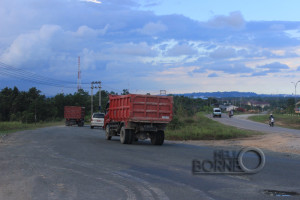 jalan negara  kilometer 9 Nipah-nipah, Kecamatan Penajam (Suherman - Hello Borneo)
