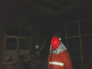 Petugas kebakaran saat memeriksa TKP (Suherman - Hello Borneo)