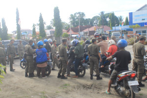 Satpol PP Kabupaten Penajam Paser Utara saat menggelar razia KTP (dok. Satpol PP)