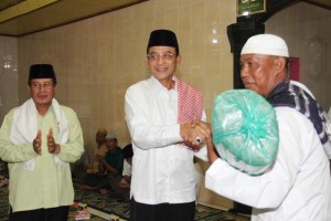 Wakil Bupati Penajam Paser Utara, Mustaqim MZ memberikan bantuan saat Safari Ramadhan Safari Ramadhan di masjid Darus Salam Kelurahan Jenebora, Kecamatan Penajam (Iskandar - Humas Setkab Penajam Paser Utara)