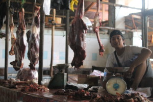 SANTAI. Meski harga daging sapi beranjak naik, namun tidak mempengaruhi permintaan daging sapi di pasaran. (Ajang Araya - Hello Borneo)