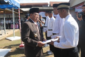 ANGIN SEGAR. Wakil Bupati Paser Mardikansyah (kiri), saat memberikan RU II kepada salah satu narapidana yang langsung bebas. (MR Saputra - Hello Borneo)