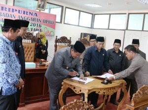 Kepala daerah dan pimpinan DPRD Kabupaten Penajam Paser Utara menandatangani berita acara persetujuan bersama terhadap Raperda APBD Tahun Anggaran 2016 (Subur Priono - Humas Setkab Penajam Paser Utara)