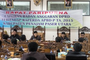 Rapat Paripurna Laporan Badan Anggaran DPRD terhadap Raperda APBD Perubahan Tahun Anggaran 2015 Kabupaten Penajam Paser Utara (Suherman - Hello Borneo)