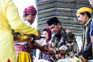 Bupati PPU, Yusran Aspar pada penutupan ritual adat Belian Besiamper. (Suherman - Hello Borneo)