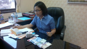 Kasat Reskrim Polres Penajam Paser Utara, Ajun Komisaris Cheery Sinta Simamora menunjukkan barang bukti kartu remi dan sejumlah uang yang digunakan berjudi (AH Ari B - Hello Borneo)..