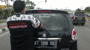 Pegawai Kejaksaan Negeri Penajam Paser Utara Kejaksaan Negeri (Kejari) Penajam Paser Utara, enempelkan stiker antikorupsi (Bagus Purwa - Hello Borneo)