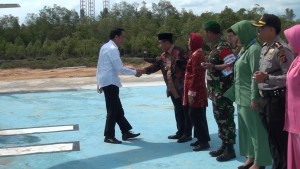 Presiden RI Joko Widodo (kanan) disambut Bupati Penajam Paser Utara, Yusran Aspar (kiri) saat tiba di lokasi “groundbreaking”  di Kawasan Industri Buluminung (Subur Priono - Humas Setkab Penajam Paser Utara)
