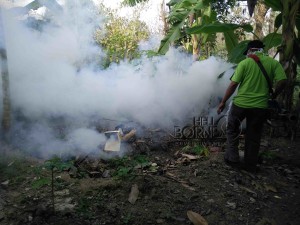 Tim Puskesmas Penajam, Kabupaten Penajam Paser Utara, lakukan “fogging”  tekan penyebaran DBD (AH Ari B - Hello Borneo)