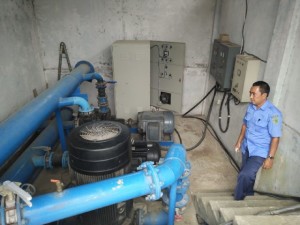 Kepala Bidang Teknik PDAM Kabupaten Penajam Paser Utara, Aminuddin menunjkan mesin yang rusak (AH Ari B - Hello Borneo)