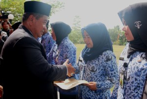 Bupati Yusran Aspar menyerahkan penghargaan kepada PNS usai upacara peringatan hari jadi Kabupaten Penajam Paser Utara ke-14 (AH - Ari B - Hello Borneo)