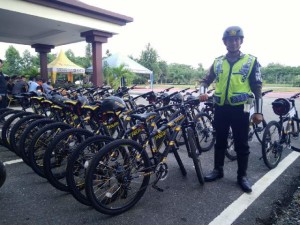 Personel polisi bersepada Polres Penajam Paser Utara (AH Ari B - Hello Borneo)