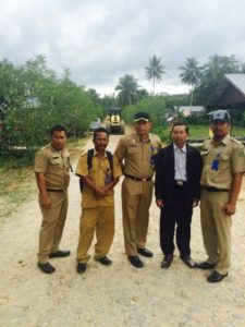 Kepala Dinas Pekerjaan Umum Pemukiman dan Prasarana Wilayah Kabupaten Penajam Paser Utara, Alimuddin (tengah) saat meninjau perbaikan jalan di Kecamatan Sepaku (AH Ari B - Hello Borneo)