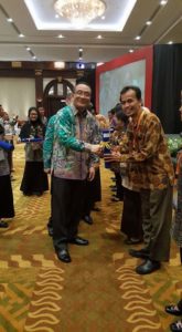 Kepala BKD Kabupaten Penajam Paser Utara, Surodal Santoso menerima 3 penghargaan BKN. (Ist)