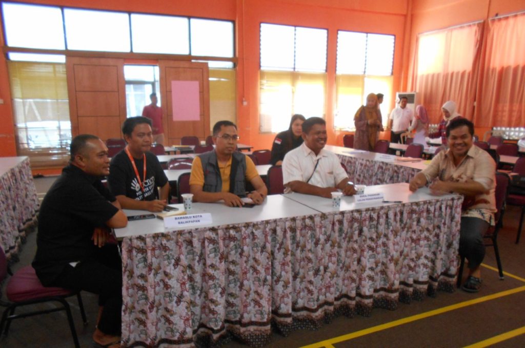 Agus Laksito datang sendirian datang ke Kantor KPU tanpa didampingi oleh timnya. (Aditya - Hello Borneo)