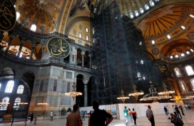 Para pengunjung di dalam Hagia Sofia atau Ayasofya. (Foto Reuters)