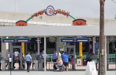 Para pengunjung memasuki pintu masuk Magic Kingdom salah satu taman hiburan Walt Disney World, saat pembukaan kembali (Ist)