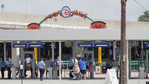 Para pengunjung memasuki pintu masuk Magic Kingdom salah satu taman hiburan Walt Disney World, saat pembukaan kembali (Ist)