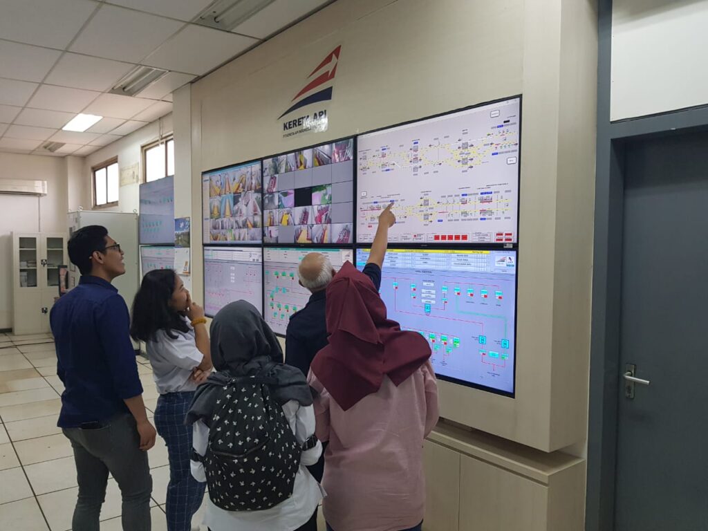 Dipandu oleh pihak PT. KAI, mahasiswa mengikuti workshop di gedung OC Stasiun Manggarai, Tebet, Jakarta Selatan.