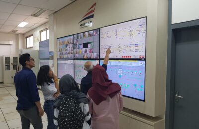 Dipandu oleh pihak PT. KAI, mahasiswa mengikuti workshop di gedung OC Stasiun Manggarai, Tebet, Jakarta Selatan.