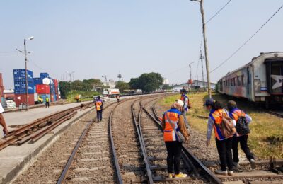 Studi pengukuran panjang rel di Jakarta Gudang, Pademangan, pertengahan juni 2019, untuk elektrifikasi peralatan persintayan stasiun. (ES Yulianto)