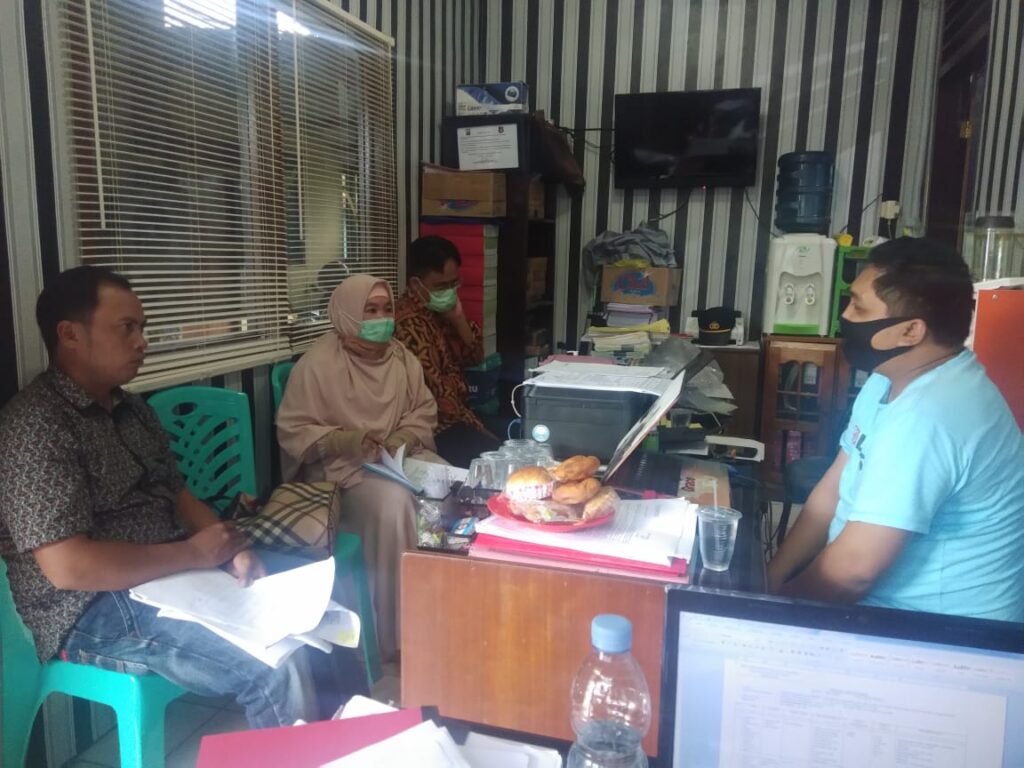 Suhardi Tersangka Kasus Korupsi (kiri baju batik). (TB Sihombing)