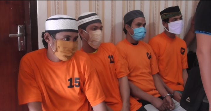 Para tersangka diamankan Polsek Tanjung Redeb Kabupaten Berau (N Rahayu - Hello Borneo)