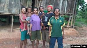 Kisah Haru Paskalis, Anak Petani Papua 'Tinggalkan Ibu' untuk S2 di AS. (VOA Indonesia)
