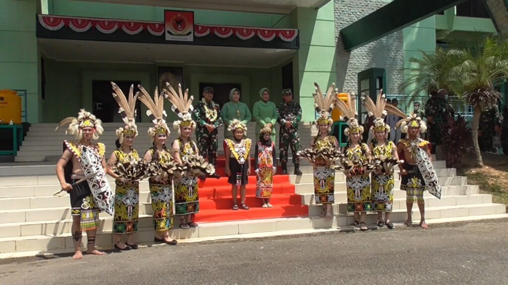 Foto bersama PANGDAM VI MULAWARMAN, Mayjen TNI Heri Wiranto ke Markas KOREM 092 (Maharajalila) dengan Komadan KOREM 092 (Maharajalila), usai disambut para penari dayak, jumat (14/08/2020). (ES Yulianto - Hello Borneo)