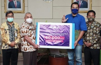 Penyerahan bantuan dilakukan secara simbolis oleh Head of Sales XL Axiata Kalbar, Kaltim, dan Kaltara, Maryadi kepada Gubernur Kaltim, Dr. Ir. H. Isran Noor, M.Si. (Ist)