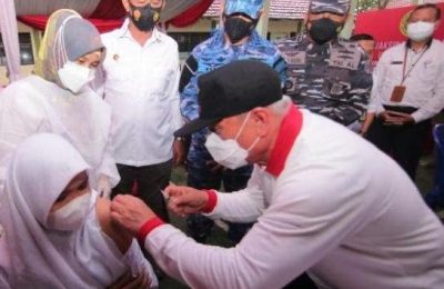 Dok. Gubernur Kaltim Isran Noor Memberikan Vaksin Kepada Pelajar di Kota Balikpapan.