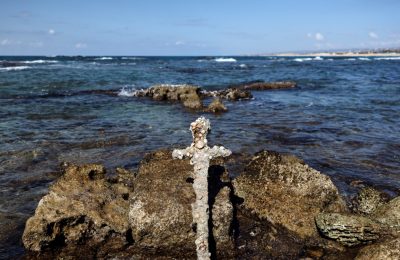 Sebuah pedang yang dipercaya milik tentara Perang Salib ditemukan di Laut Tengah oleh seorang penyelam asal Israel pada 18 Oktober 2021. Pedang tersebut kini diteliti oleh pihak Otoritas Kepurbakalaan Israel. (Foto: Reuters/Ronen Zvulun)