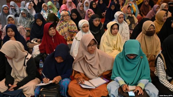 Para perempuan menghadiri ceramah agama tentang pernikahan di sebuah masjid di Bekasi. Kata ulama di Indonesia sering kali diidentikkan dengan tokoh agama laki-laki. Padahal banyak ulama perempuan di Tanah Air yang juga memiliki peran yang tak kalah besar. (Foto: AFP/Adek Berry)