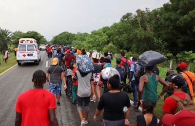 Para migran dan pencari suaka dari Amerika Tengah dan Karibia di Chiapas berjalan menuju ibu kota Meksiko untuk mendaftar sebagai pencari suaka dan pengungsi pada 29 Agustus 2021. (Foto: Reuters/Jose Torres)