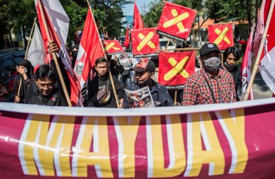 Aktivis buruh mengikuti aksi May Day atau Hari Buruh Internasional di Surabaya pada 1 Mei 2021. (Foto: AFP/Juni Kriswanto)