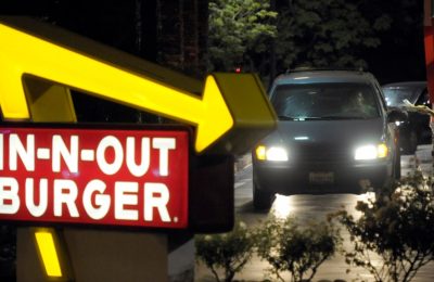 Seorang pelanggan menerima pesanan dari drive-through Burger In-N-Out di Baldwin Park, California, 8 Juni 2010. (Foto: ilustrasi).