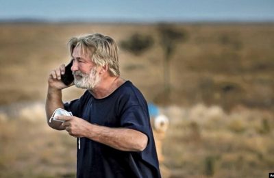 Alec Baldwin berbicara di telepon di tempat parkir di luar Kantor Sheriff Santa Fe County di Santa Fe, setelah dia ditanyai tentang penembakan di lokasi syuting film "Rust" di pinggiran Santa Fe, Kamis, 21 Oktober, 2021. (Foto: AP)