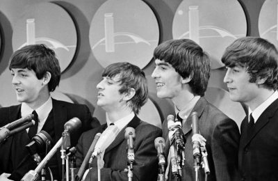 Grup musik The Beatles bertemu dengan awak media di Bandara Kennedy di New York City pada 7 Februari 1964 , dalam kunjungan pertama mereka ke Amerika Serikat. (AP)