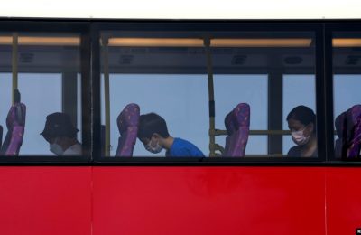 Penumpang tidurdi dek atas bus tingkat di Hong Kong, Sabtu, 16 Oktober 2021. Bagi warga yang merindukan kegiatan bepergian yang santai, sebuah agen perjalanan kini menawarkan solusinya, yakni Bus Tidur. (Foto: AP/Kin Cheung)
