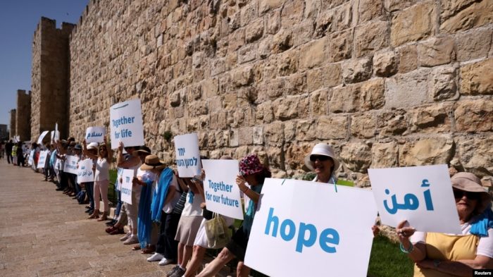 Sejumlah aktivis perempuan Israel, baik yang berasal dari etnis Yahudi maupun Arab, melakukan aksi unjuk rasa menyerukan perdamaian di luar tembok Kota Tua Yerusalem hari Rabu (19/5) (Foto: Reuters/Ronen Zvulun)
