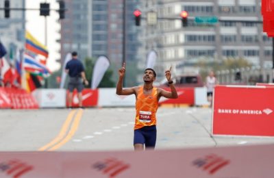 Pelari asal Ethiopia Seifu Tura Abdiwak bereaksi setelah finis pertama pada lomba maraton Chicago kategori Elite Men's 2021 di Chicago, Illinois, pada 10 Oktober 2021. (Foto: AFP/Kamil Krzaczynski)