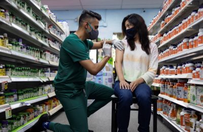 Seorang perempuan menerima vaksin COVID-19 Pfizer-BioNTech COVID-19 sebagai dosis penguat di Apotek Skippack Schwenksville, Pennsylvania, pada 14 Agustus 2021. (Foto: Reuters/Hannah Beier)