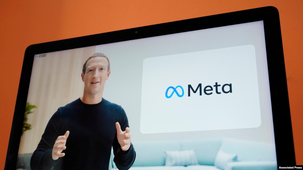 Tampak dalam layar, CEO Facebook Mark Zuckerberg mengumumkan nama baru dari perusahaannnya, Meta, sebuah acara virtual pada 28 Oktober 2021. (AP/Eric Risberg)