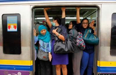 Perempuan yang akan bekerja terlihat berdesak-desakan di gerbong kereta api di stasiun kereta Sudimara di pinggiran Jakarta 3 Juni 2013. (Foto: REUTERS/Beawiharta)