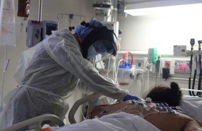 Seorang petugas medis merawat seorang pasien yang terinfeksi COVID-19 di ruangan ICU di Rumah Sakit Scripps Mercy, Chula Vista, California, pada 12 Mei 2020. (Foto: Reuters/Lucy Nicholoson)