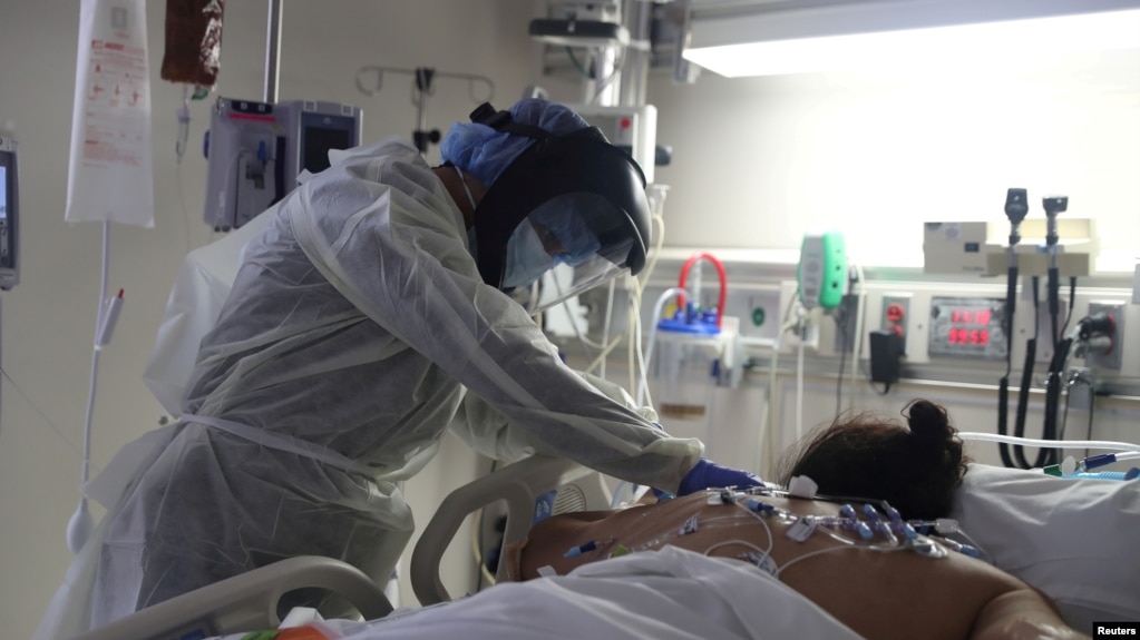 Seorang petugas medis merawat seorang pasien yang terinfeksi COVID-19 di ruangan ICU di Rumah Sakit Scripps Mercy, Chula Vista, California, pada 12 Mei 2020. (Foto: Reuters/Lucy Nicholoson)