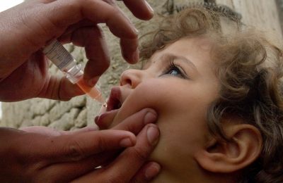 Maroufa, 4 tahun, menerima vaksinasi polio di Kabul, Afghanistan. (Foto: AP)