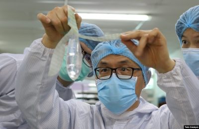 Pendiri dan penemu Kondom Unisex Wondaleaf John Tang Ing Ching memeriksa kondom unisex di pabriknya di Sibu, Malaysia 19 Oktober 2021. (Foto: Twin Catalyst via REUTERS)