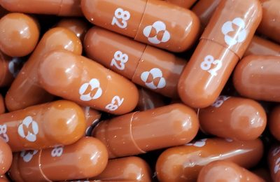 Pil pengobatan COVID-19 eksperimental yang disebut molnupiravir yang dikembangkan oleh Merck & Co Inc dan Ridgeback Biotherapeutics LP, terlihat dalam foto selebaran tak bertanggal yang dirilis oleh Merck & Co Inc dan diperoleh Reuters 17 Mei 2021. (Foto: Reuters)